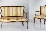 403_SAMANTHA עמ 90 - סט לסלון -Salon set /פינת ישיבה מעוצבת .SAMANTHA דגם 403/D ,מוביל דוידה איטליה . במידות אורך 125 עומק 70 גובה מושב 45 גובה פריט 94 + כורסה דגם 403/P במידות אורך 67 עומק 68 גובה מושב 45 גובה כורסה 94  . סט קליל ומעוצב בשילוב פיתוחי עץ מעודנים , עם בד/עור עם או בלי קפיטונז' ניתן לבחור בכל גוון ואו צבע עץ ובד והכל באיכות איטלקית . מגוון סגנונות עיצוב מעוררי השראה והגשמת חלומם של שוחרי העיצוב היוקרתי . דיזיין .G.D – גלרי דענתיק http://www.gallerydeantique.com/ רח' משכית 8 - קומה 0 . הרצליה פיתוח. טל - 09-9507786 רצוי תאום מראש  